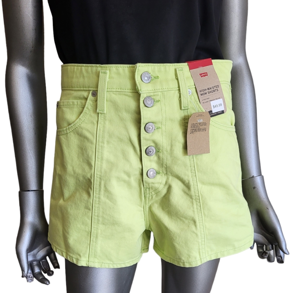 369. Levi's NWT High Waisted Green JeanscMom Shorts - Size 29